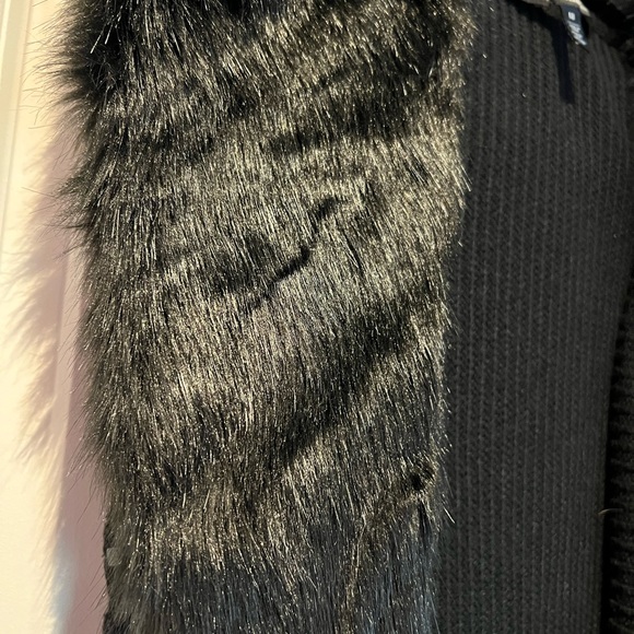 WHBM Sleeveless Sweater Vest with Removable Faux Fur Collar - Size Medium - Picture 4 of 6